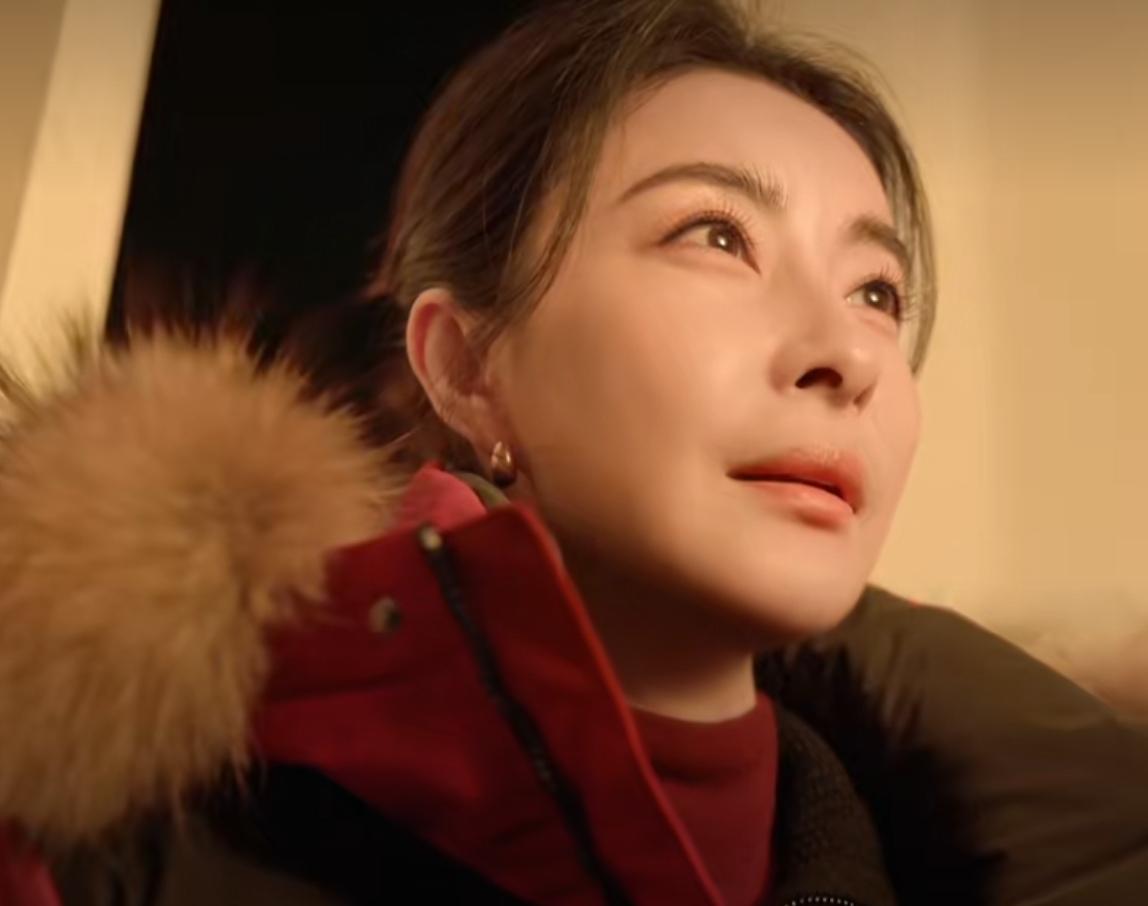 郭晶晶新年穿搭，节日氛围感满满，怎么看怎么好看，你们觉得好看吗？红色外套+黑