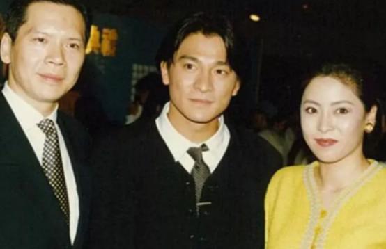 1993年刘德华投资失败，孤身一人来到向华强陈岚家，夫妻俩热情招呼，刘德华总是吞