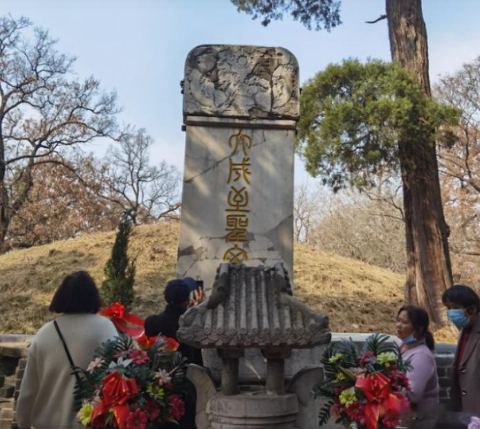 1966年11月，孔子墓被掀开，漫天黄土飞得像金粉，可凑近一瞧，这埋了两千多年的