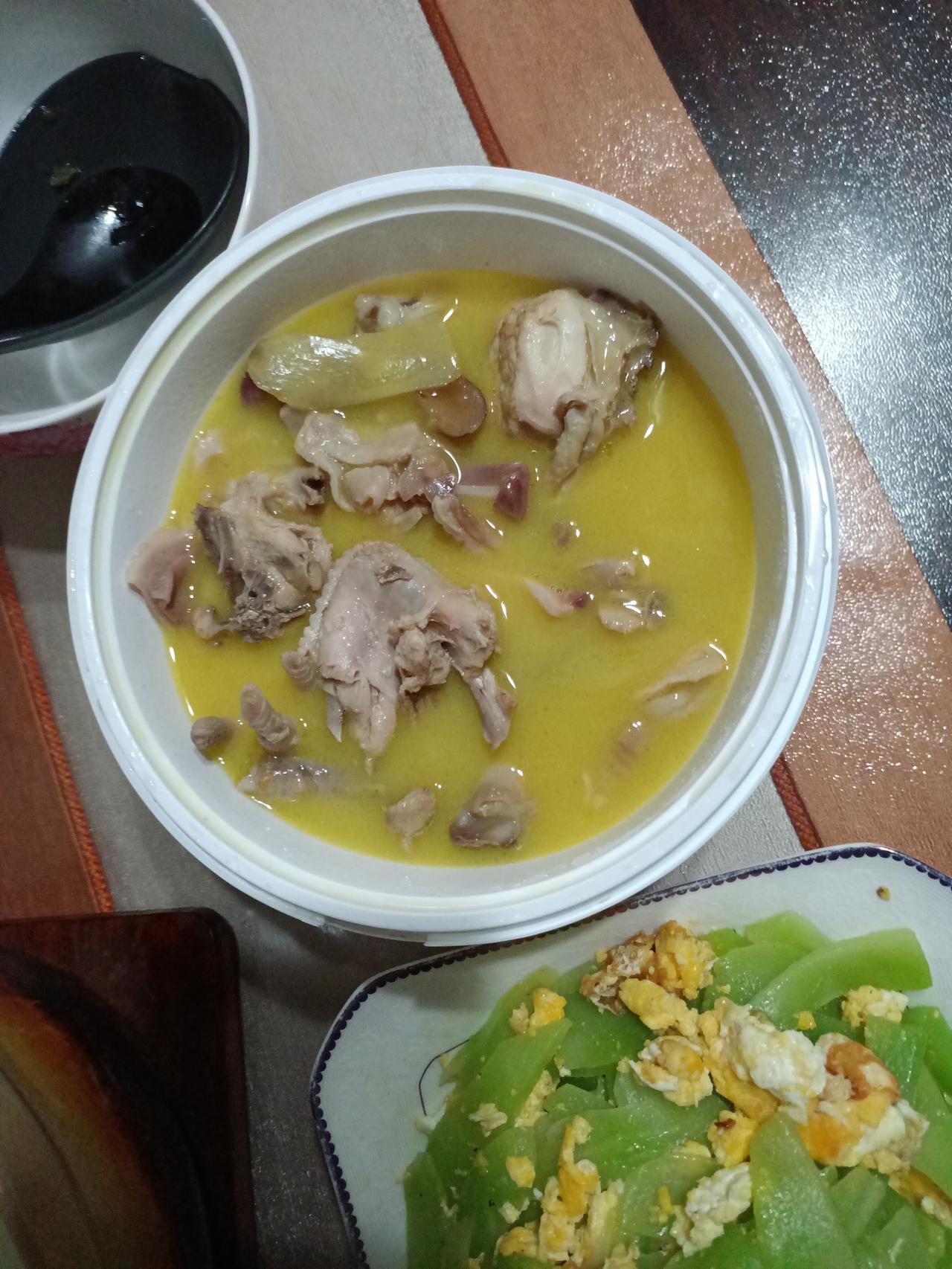 午餐菜品：猪肚鸡莴苣片清炒鸡蛋砂锅（雪菜笋丝豆瓣汤）“猪肚