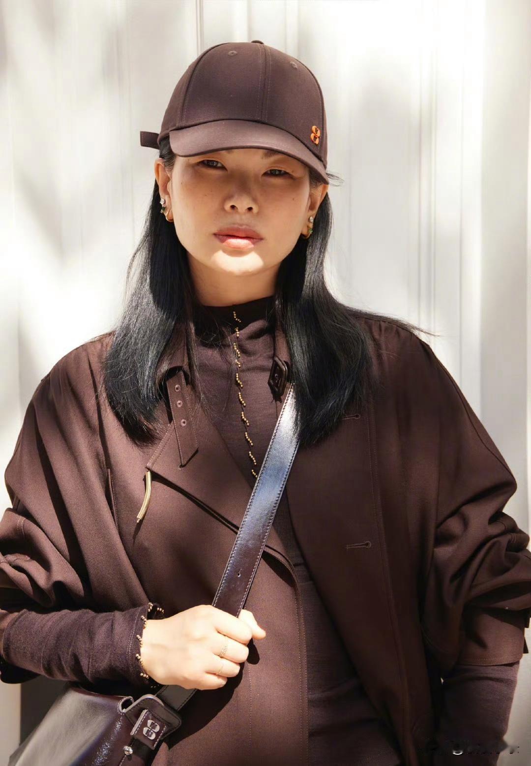 七夕这一天，吕燕选了一套CommeMoi早秋新品穿上，尽显温柔棕韵，不失时尚气
