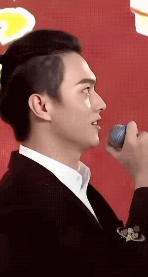 延禧攻略使得许凯名声大噪，这是他在香港过中秋的视频，许凯说香港朋友太热情啦！早