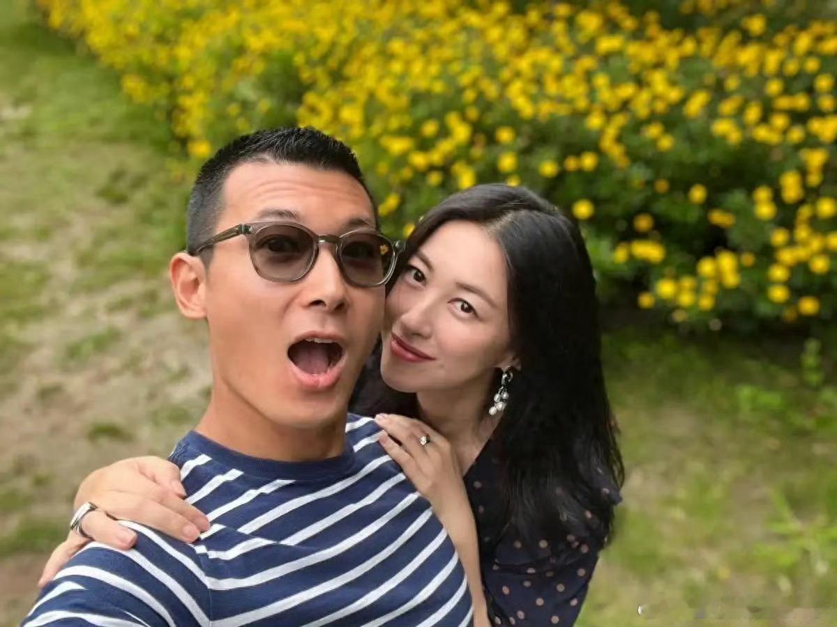 刚刚发文回应称：“我没挤他，也没有在拍照”，她说因为风很大很冷，所以自己着急去扫