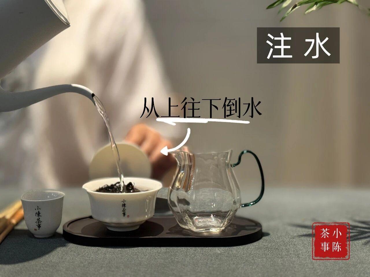 新手喝茶，哪些茶具必须买？哪些茶具没必要买？①必须买的茶具。◆白瓷盖碗、玻璃