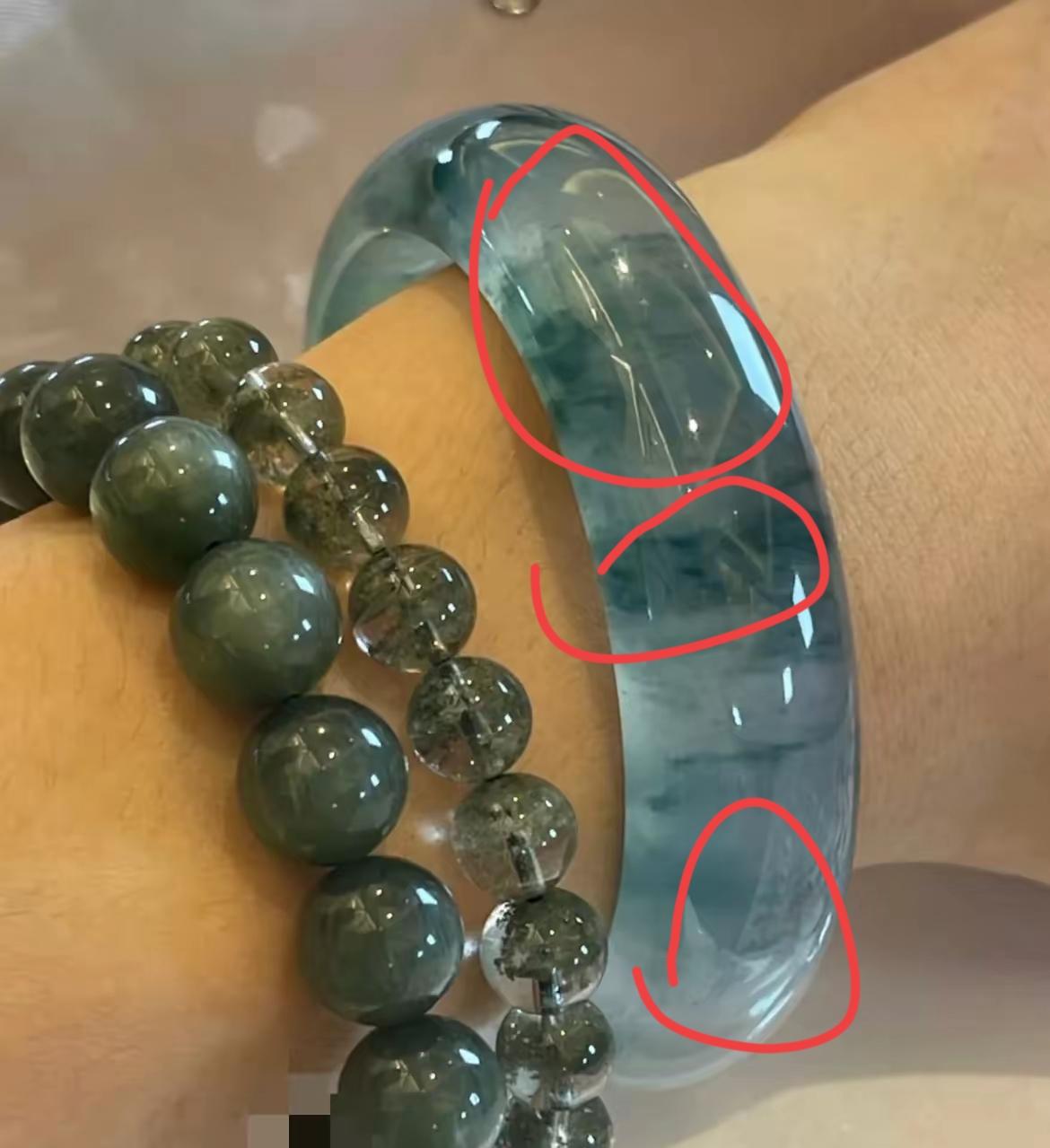 我妈戴了三年的地摊手镯当初15块淘的，糙得能划玻璃前几天她喊手腕疼，我拉去玉