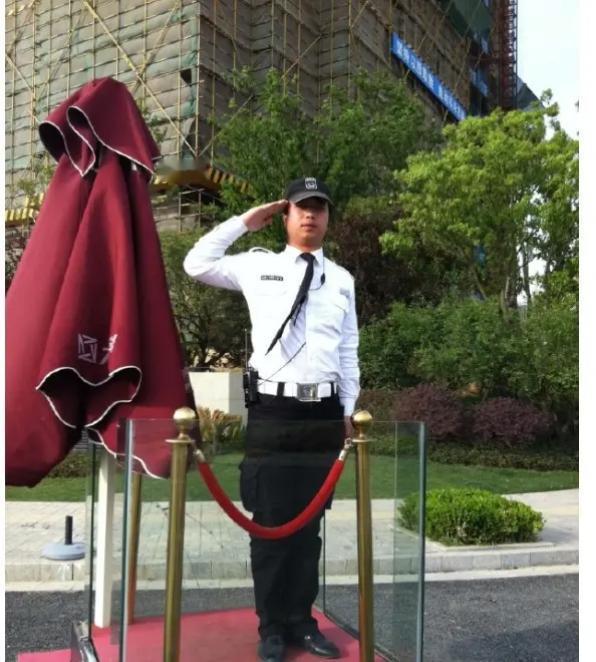 保安抬起右手，笔挺地敬了个礼。业主赶紧摆手，说了句“受不起”。你以为是保安有礼