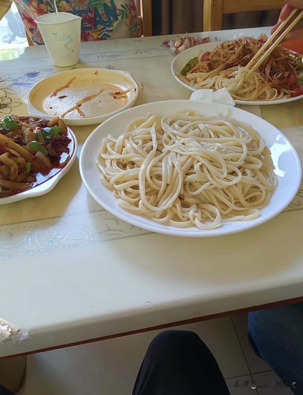 没有格局就别开拌面馆子，加面收费？太膈应人了！咱新疆人吃拌面，就图个实在、吃