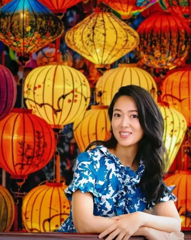 突然能够理解何超莲的尴尬了!很多港澳富豪的妾室所生的孩子,在互联网上,尤其是