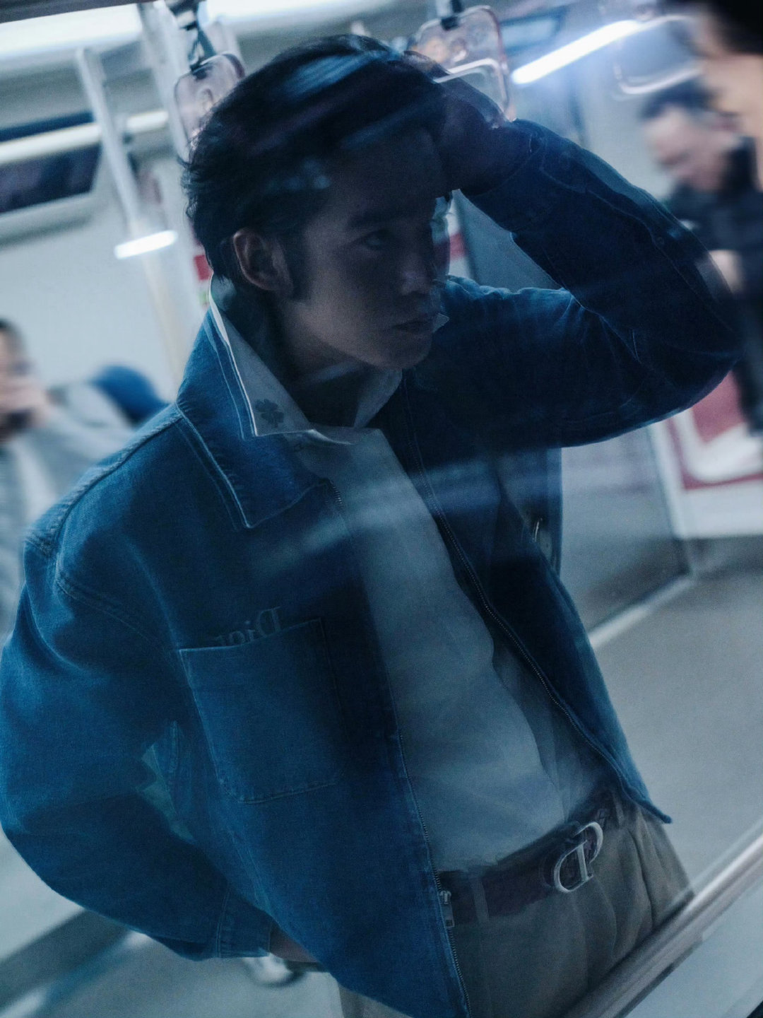 于适｜巴黎时装周出发造型图集，身穿Dior夏季系列丹宁外套，手拎品牌麂皮旅行