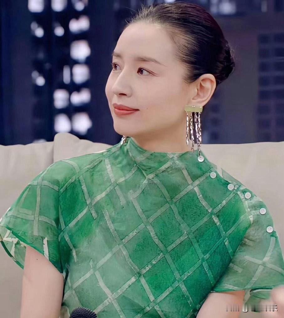 董洁身上自带温婉脱俗的气韵，举手投足间尽显独特魅力