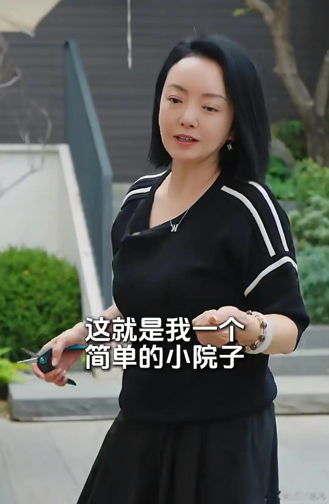 破产后，王中磊搬新家还住别墅，院子稀稀拉拉，老婆叹回不到以前！