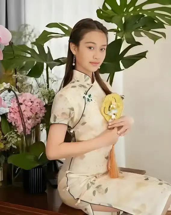 甜馨12岁了,长大好像爸爸啊！已经是一个亭亭玉立的大姑娘了​​​​