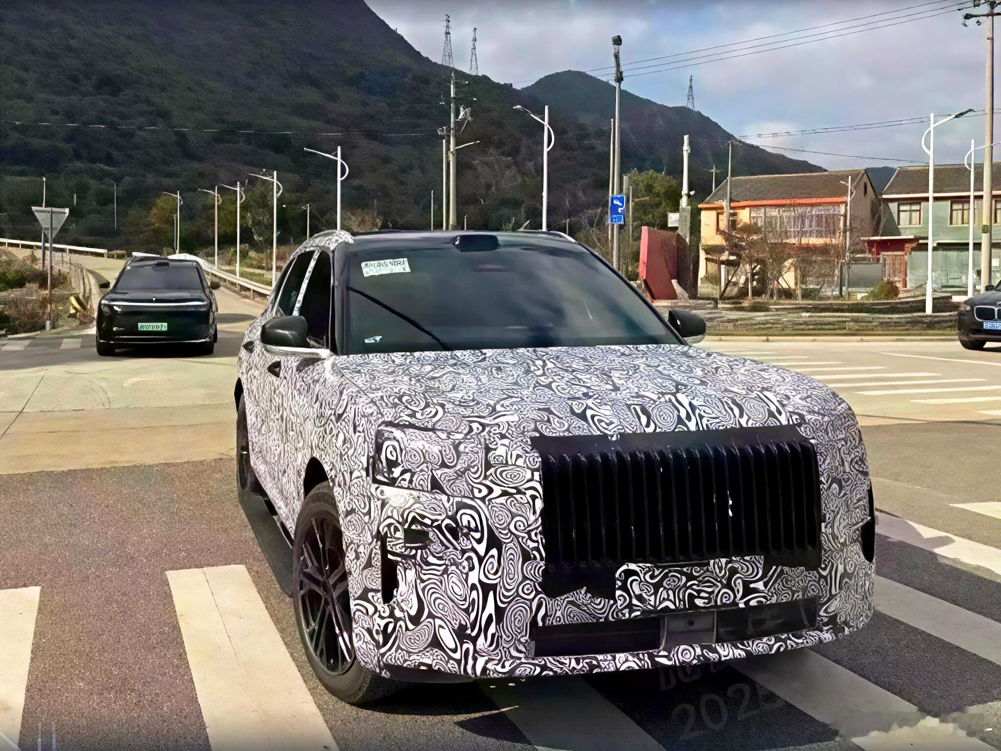 极氪8X的伪装车新图又上新了①前进气格栅全部暴露，亮面黑色，非常类似9X的曜黑。