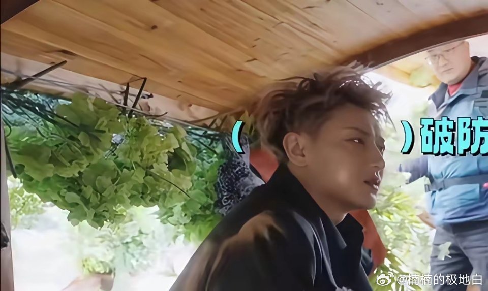 黄子韬问范丞丞：“你多少斤”？范丞丞说：“我六十三或者六十四公斤他又问黄晓明：“