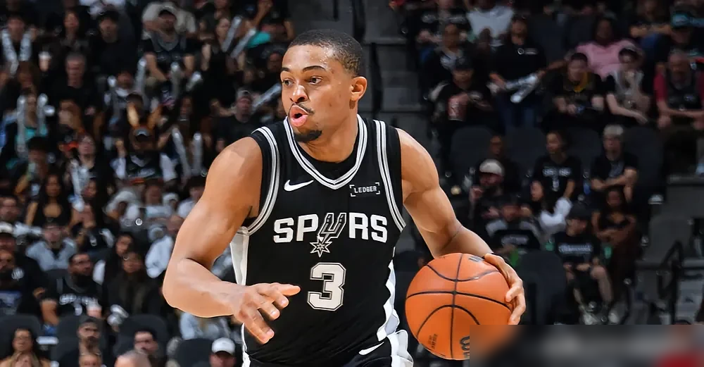 刚拿了NBA最佳第六人，转头就在季后赛里废了。凯尔登·约翰逊。...