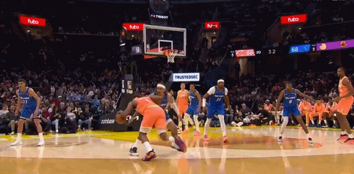 真防不住哈登的后撤步啊班凯罗是彻底被哈登打服了。哈登三分线单挑班凯罗，再次上