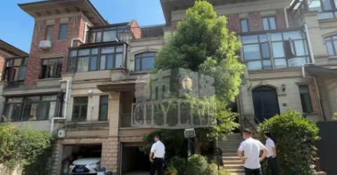 江西南昌，男子10多年前买了套别墅，买完也不住，放那一直没装修，直到有天他回去，