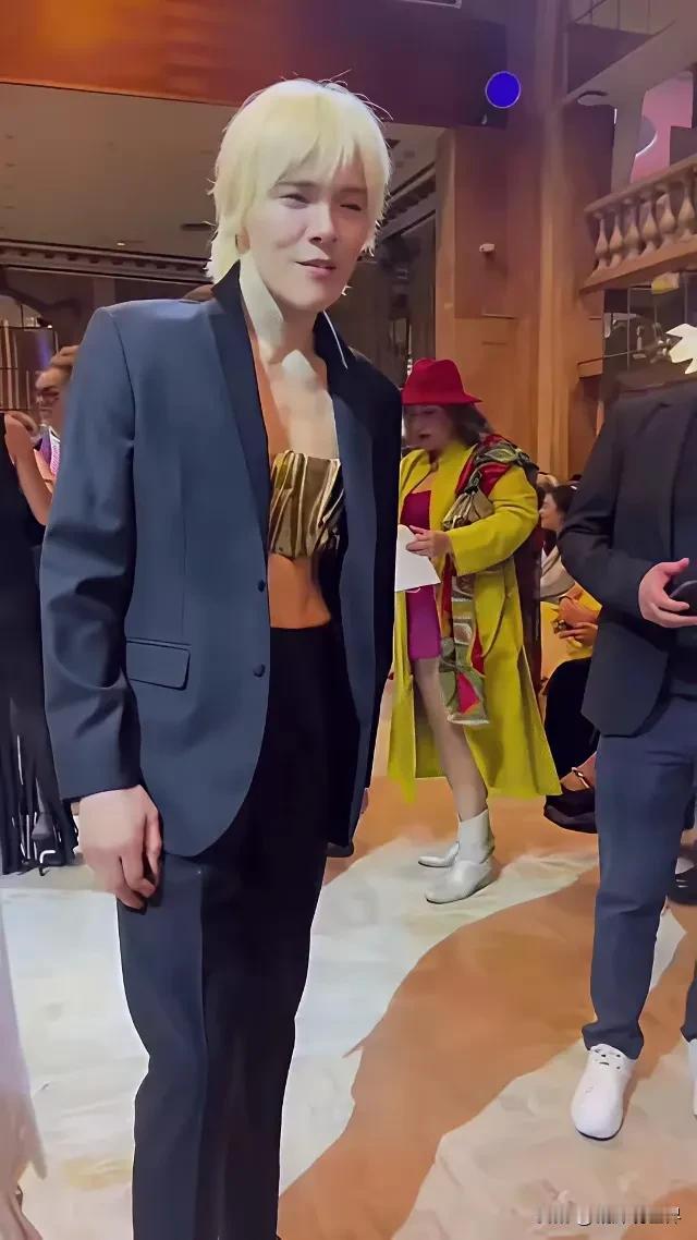 蕾丝透视裙真不算什么，袜胸内衣又上阵了！向佐真是在挑战我们人类忍耐极限啊[惊恐]