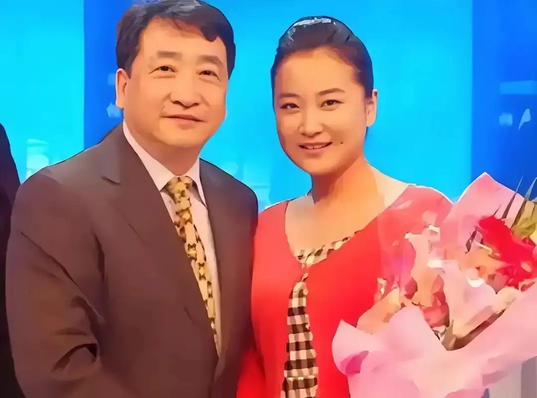 姜昆这张旧照藏着贾玲翻身密码2010年，姜昆把22岁的贾玲带进央视后台。那