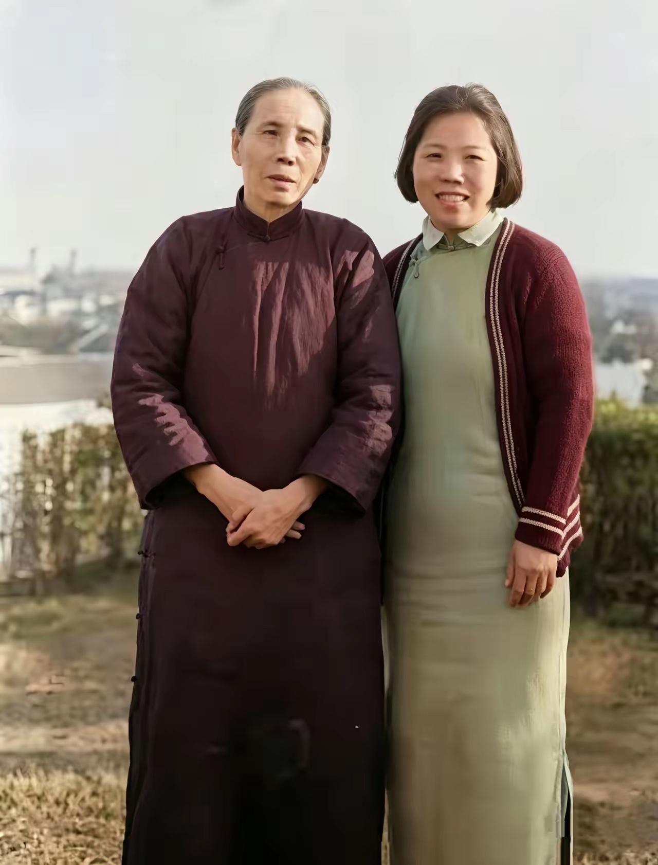 这是邓颖超和母亲杨振德的真实样貌，都看看吧，这张合影常年挂在中南海西花厅的卧室床