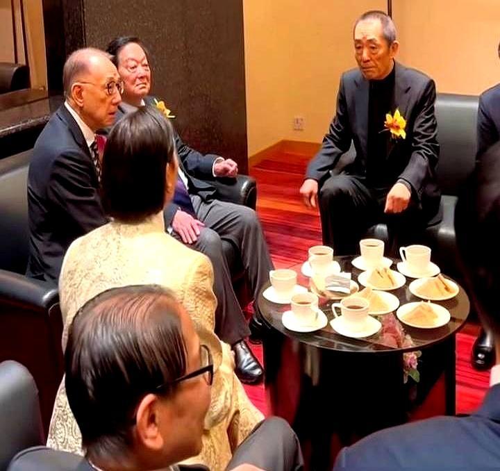 74岁的张艺谋主动起身伸手，杨澜却看都不看一眼，直接从他面前绕了过去。国师