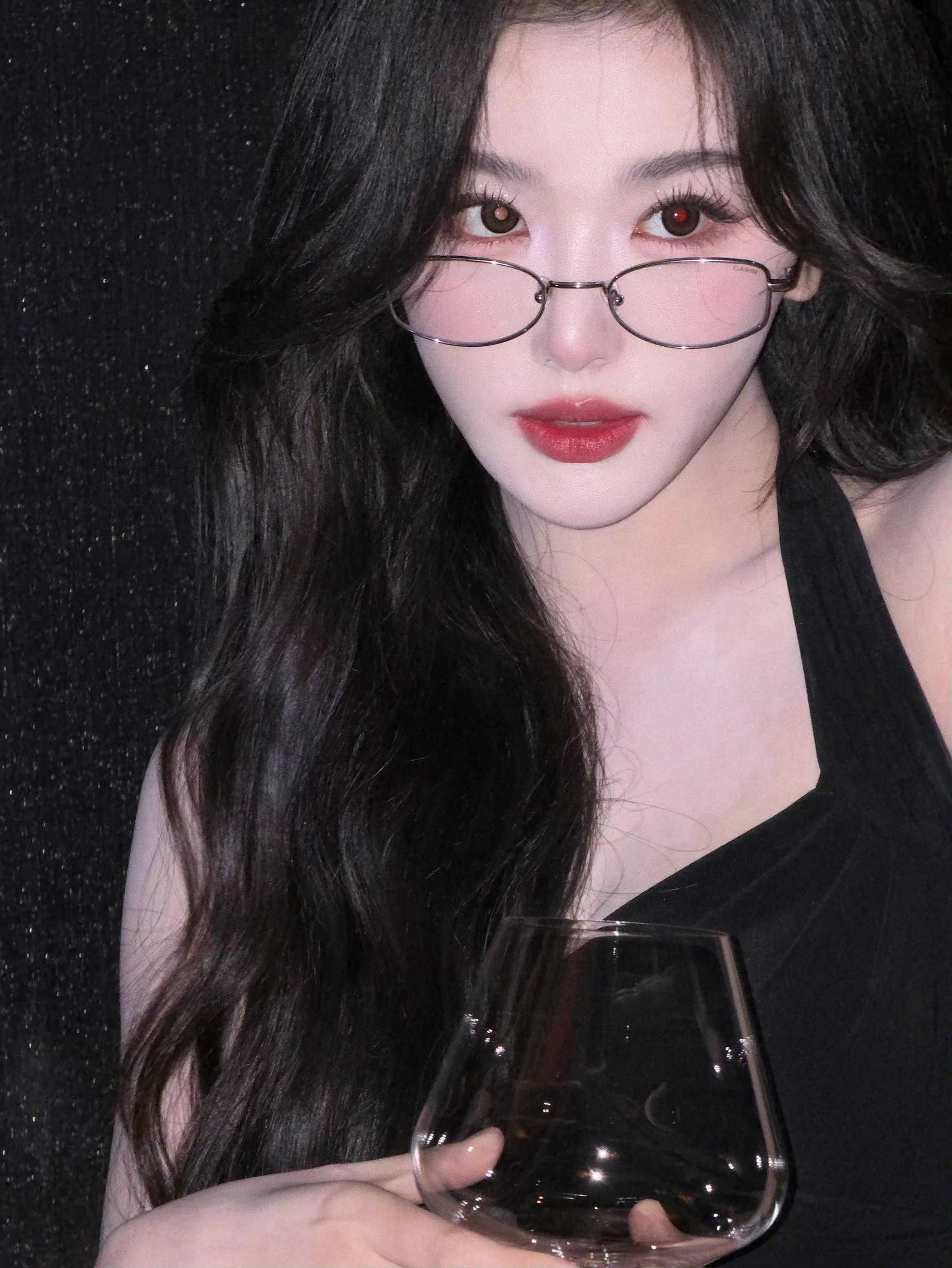 孔雪儿银丝眼镜啊啊啊啊啊啊妈妈妈妈孔雪儿黑色挂脖丝绒裙