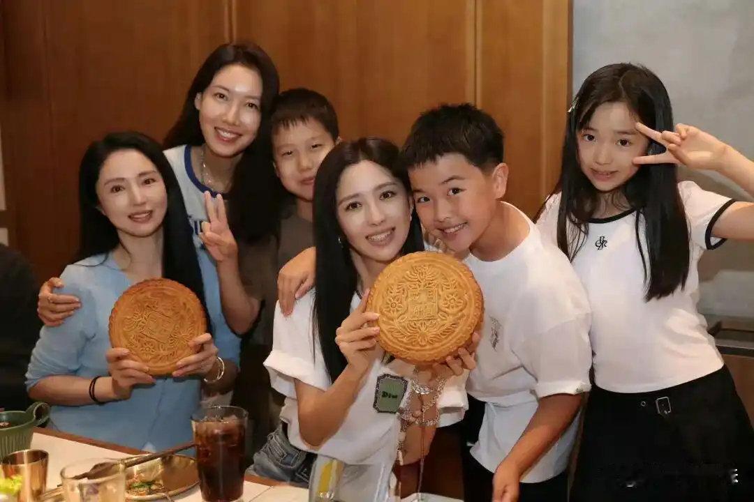 佟丽娅董璇合体为高露庆生，三美同框超养眼！高露小儿子首次亮相​