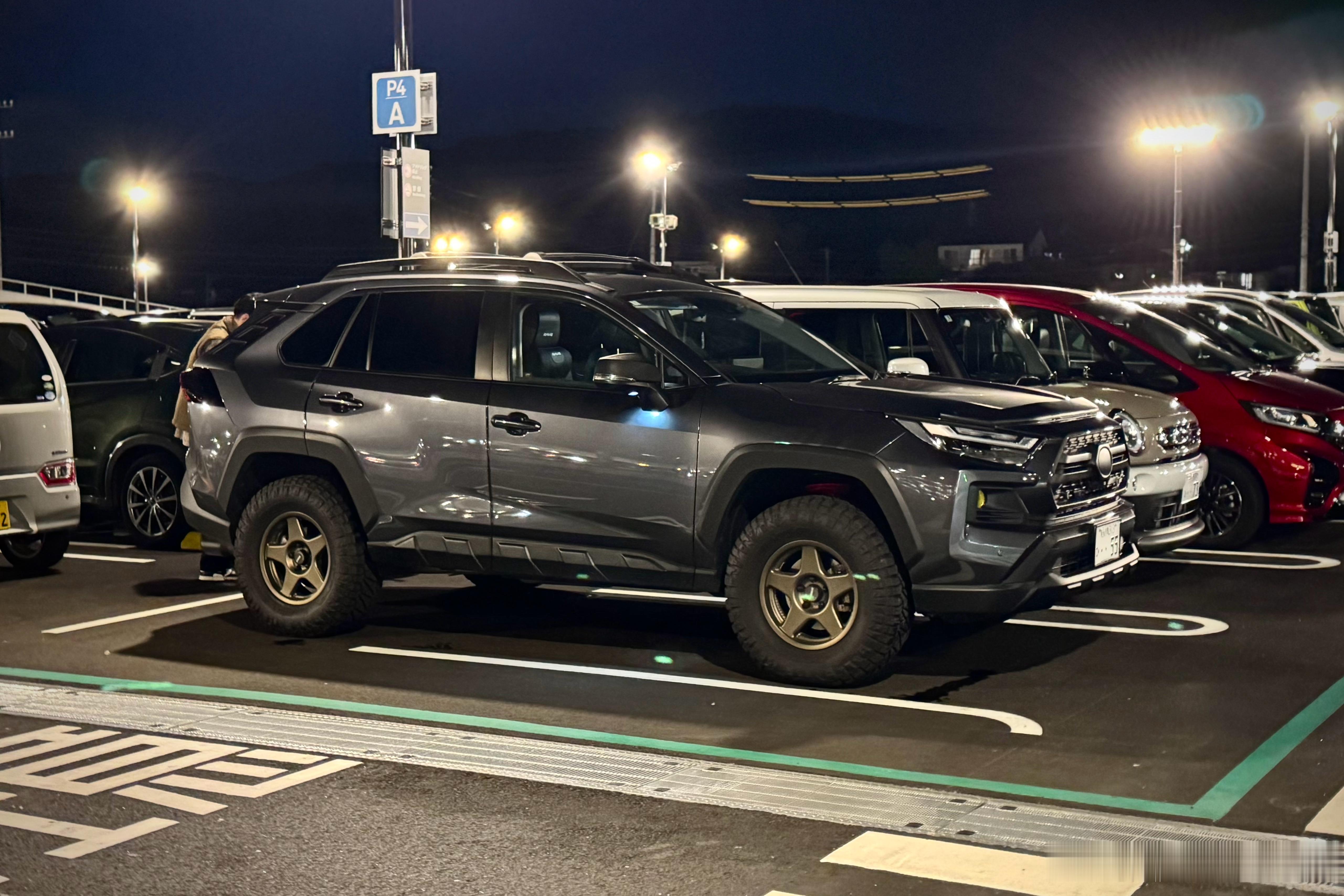 我一直觉得现款丰田RAV4越野向改装特别特别帅！而且汽油顶配还是后桥矢量动力分配