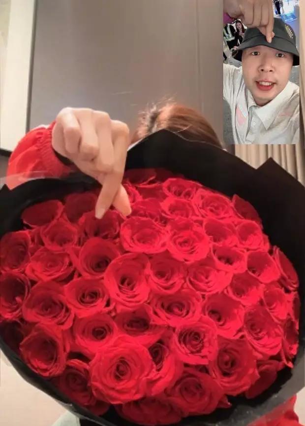 杜海涛七夕前晒与沈梦辰合照！送老婆大束红玫瑰秀恩爱。