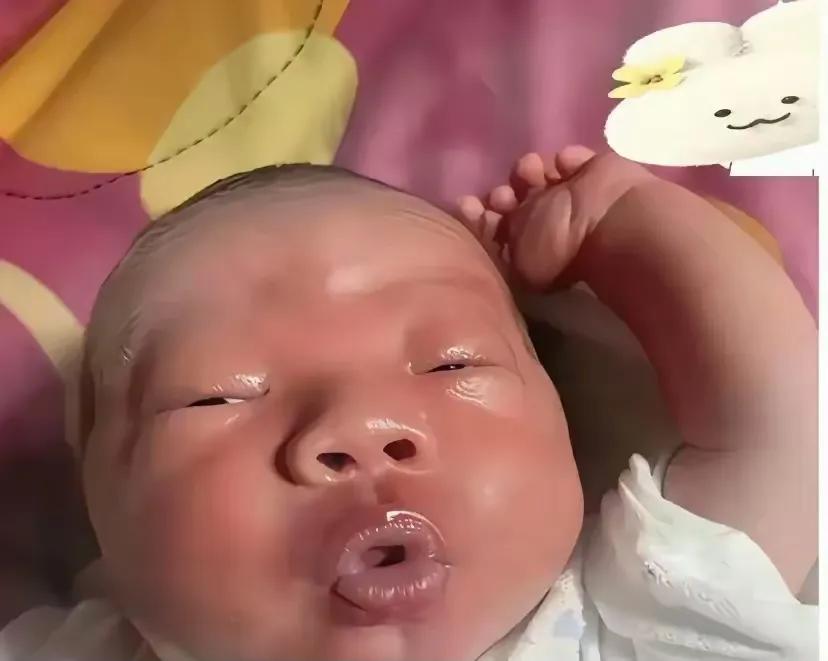 全网都在热议这件事。一位新手妈妈刚顺产生下女儿，护士把孩子抱到她眼前让她看一眼，