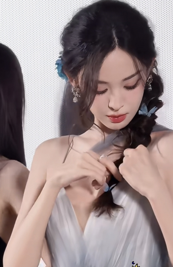 娜扎应变能力娜扎手势舞美得好权威娜扎手势舞美得好权威，娜扎应变能力有，谁懂这个