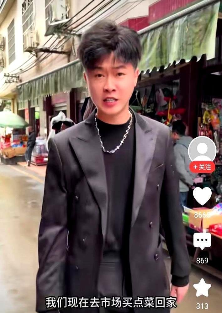 网红许华升又演砸了？掏一沓钱买西红柿，评论区却刷屏骂他把观众当傻子。视频里