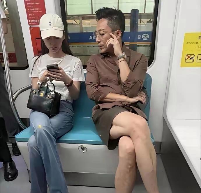 感觉很有钱的样子，还来挤地铁喃！