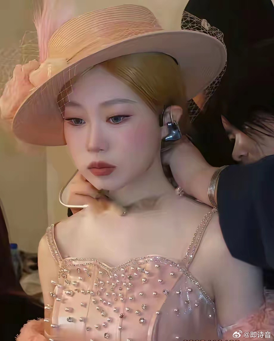 王亚飞又给沈佳润化妆了，听说一次妆容价值三万八。