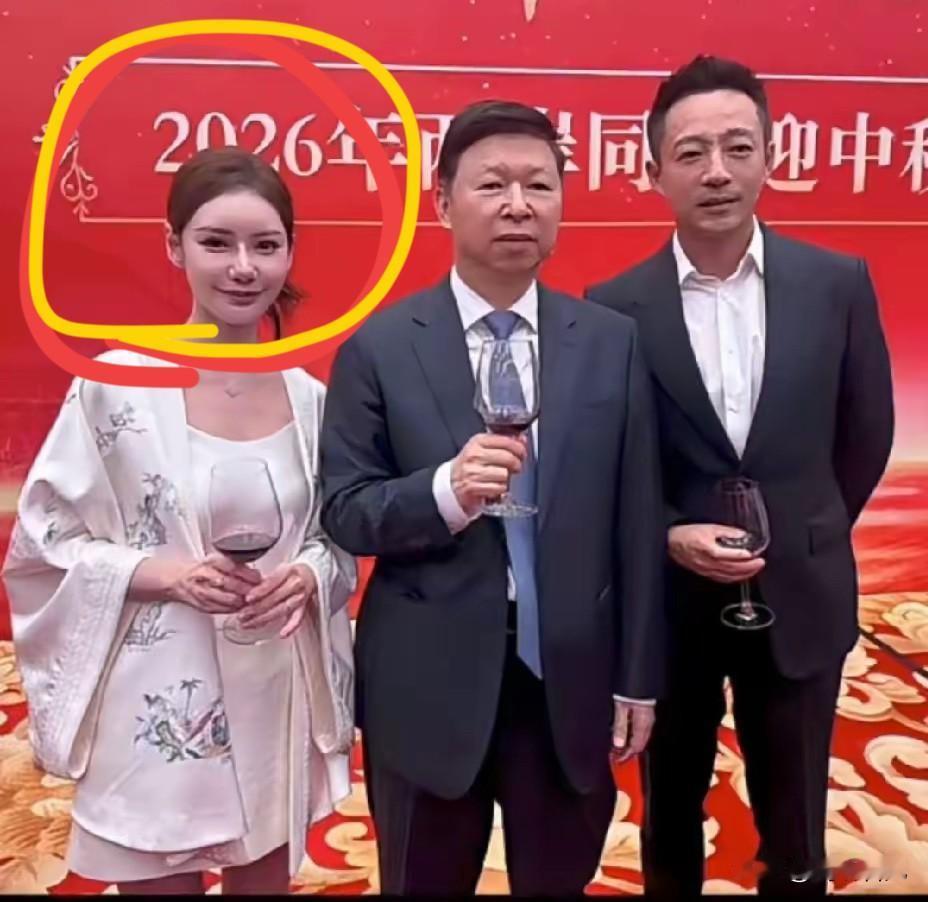 有一说一：马筱梅的脸型和五官越端详越眼熟，总觉得她特别像一个人，不知道有没有