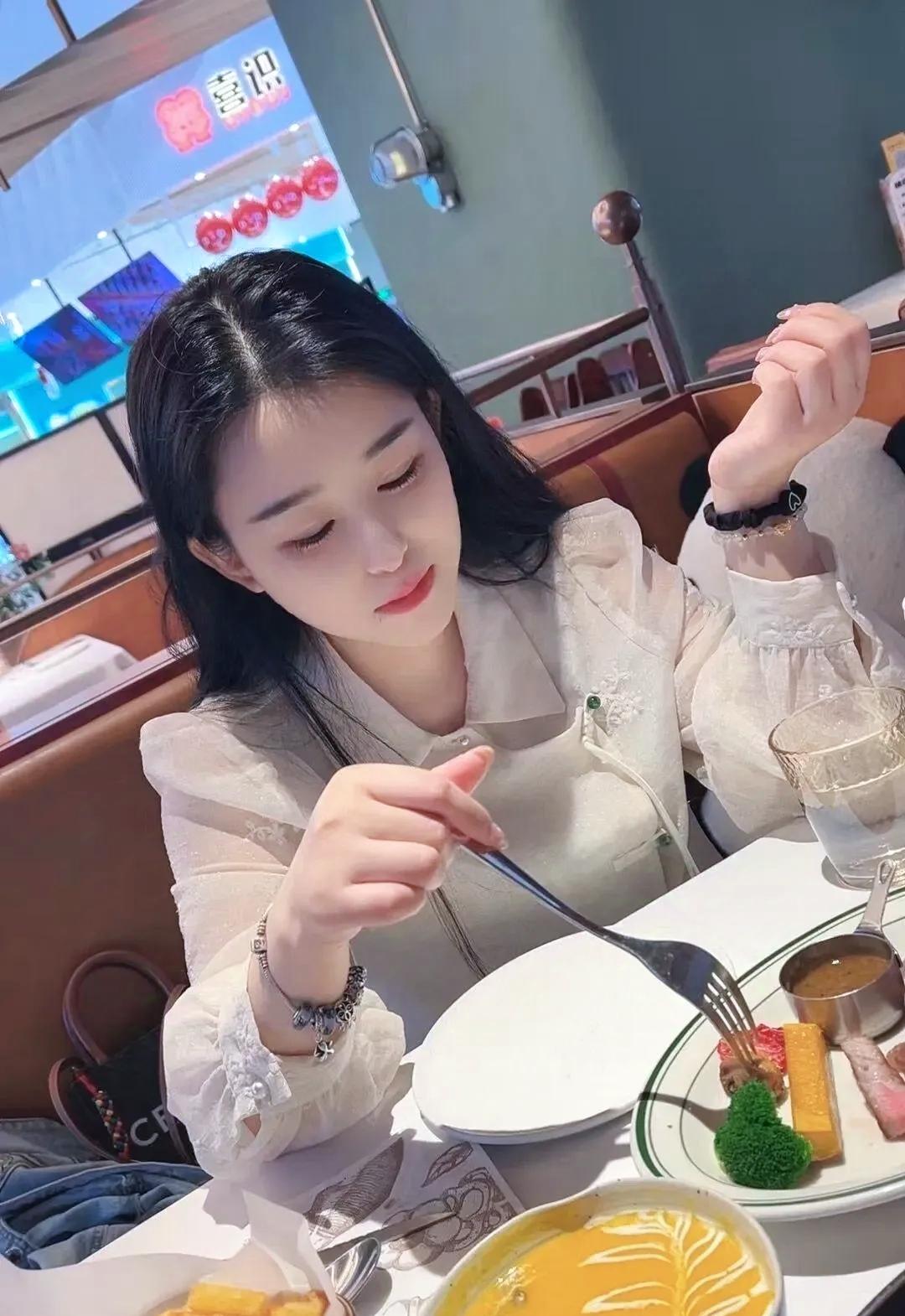 一辈子很短能否找个生理性喜欢的人轰轰烈烈的好好爱一场…有人说,爱是权衡利弊后的选