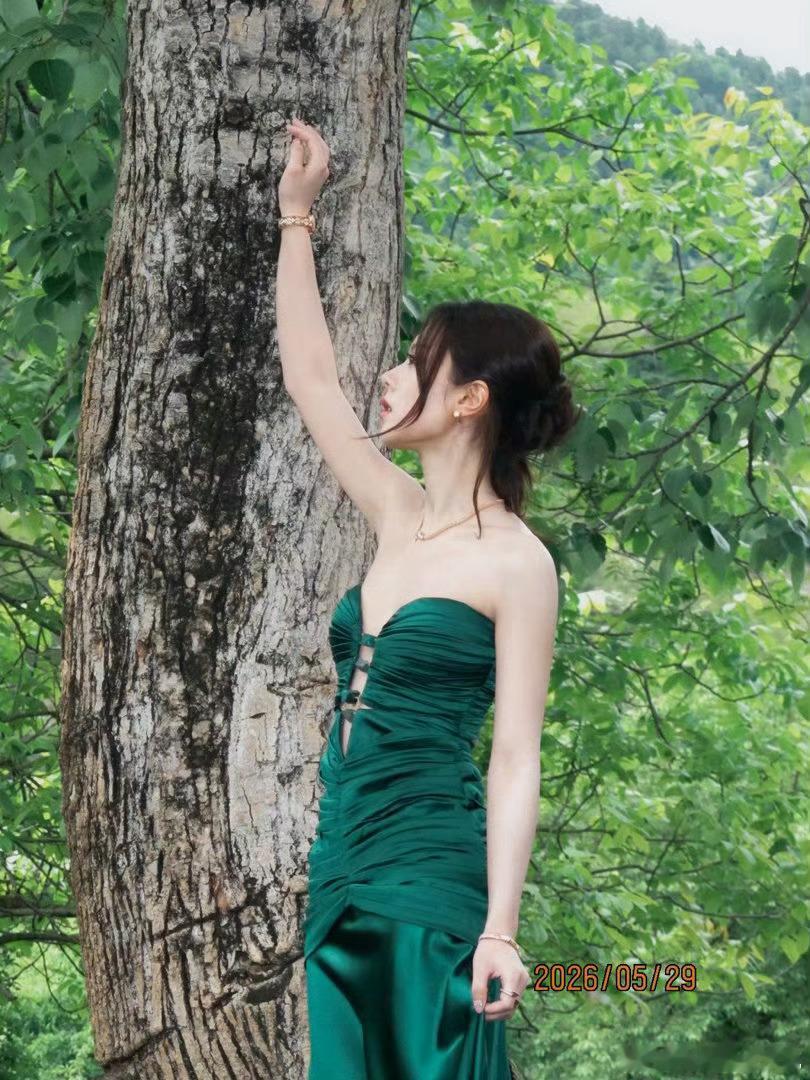 赵今麦赵今麦inVogueVacation山谷假日活动Look，一袭D