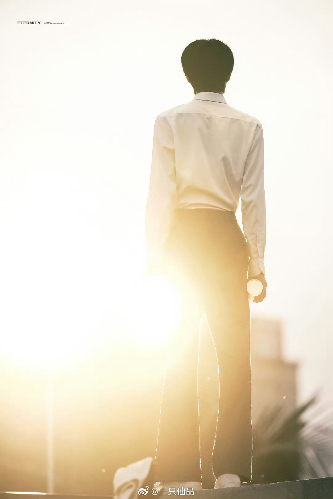 杨博文周扬逆光下的背影封神！神了！简约的白色衬衫与深色长裤，背对镜头立于暖光之中