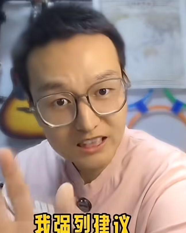 “强烈建议中小学恢复不及格就留级的制度！”男子发视频称，现在的教育有个大问题，甭