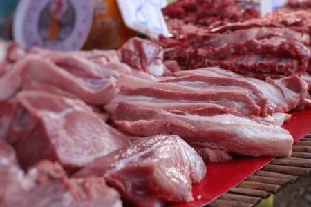 终于弄明白了为什么猪价跌破5块了不是猪肉不值钱了，也不是没人吃了，而是猪实在