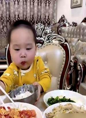 难怪网上那些两三岁的网红宝宝吃饭那么老实，筷子拿得稳还不掉饭粒，今天才反应过来，