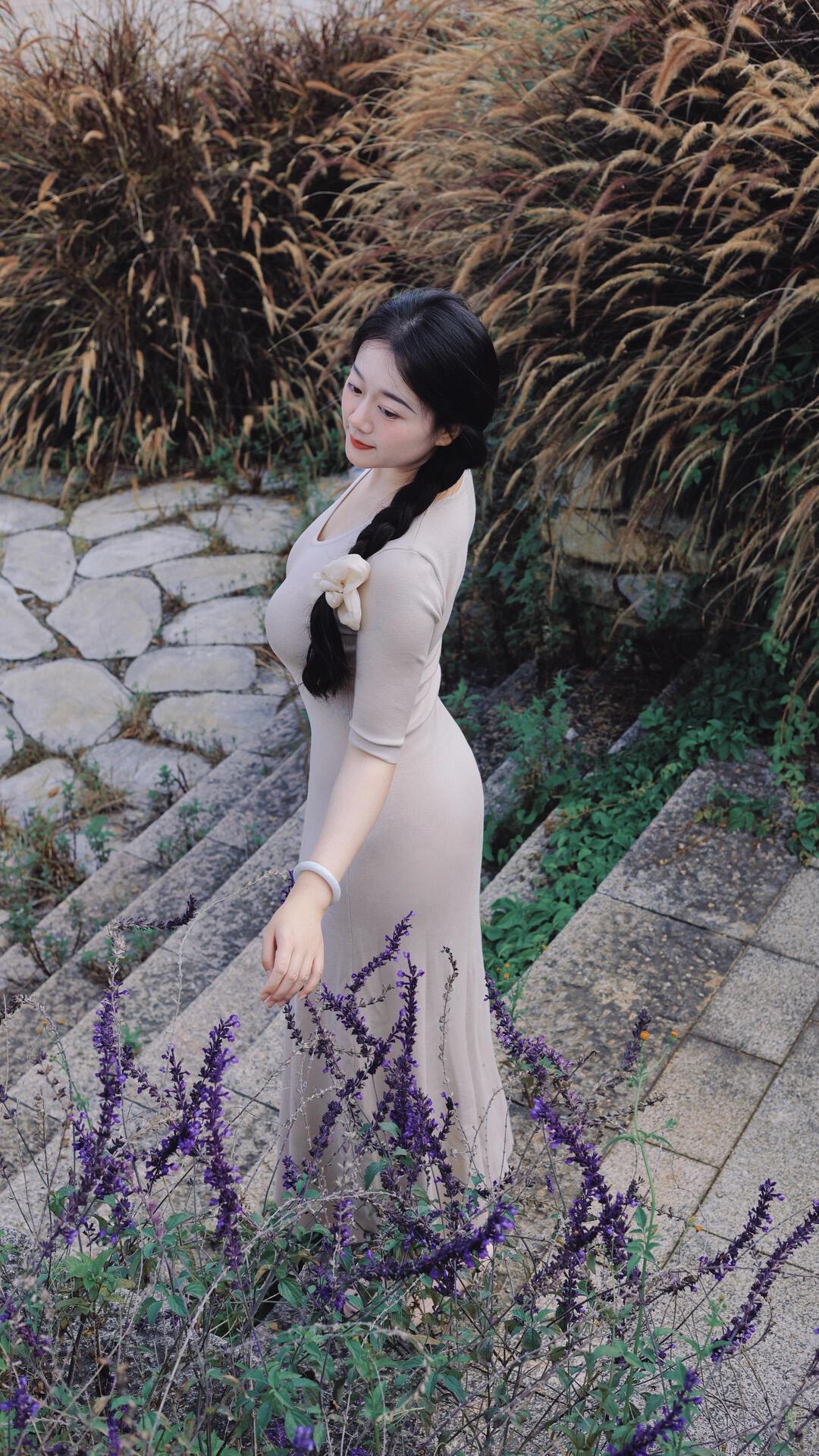 我从来不怕孤单，只是偶尔会对着窗外的云发呆，想起那些没说出口的再见。就像洱海