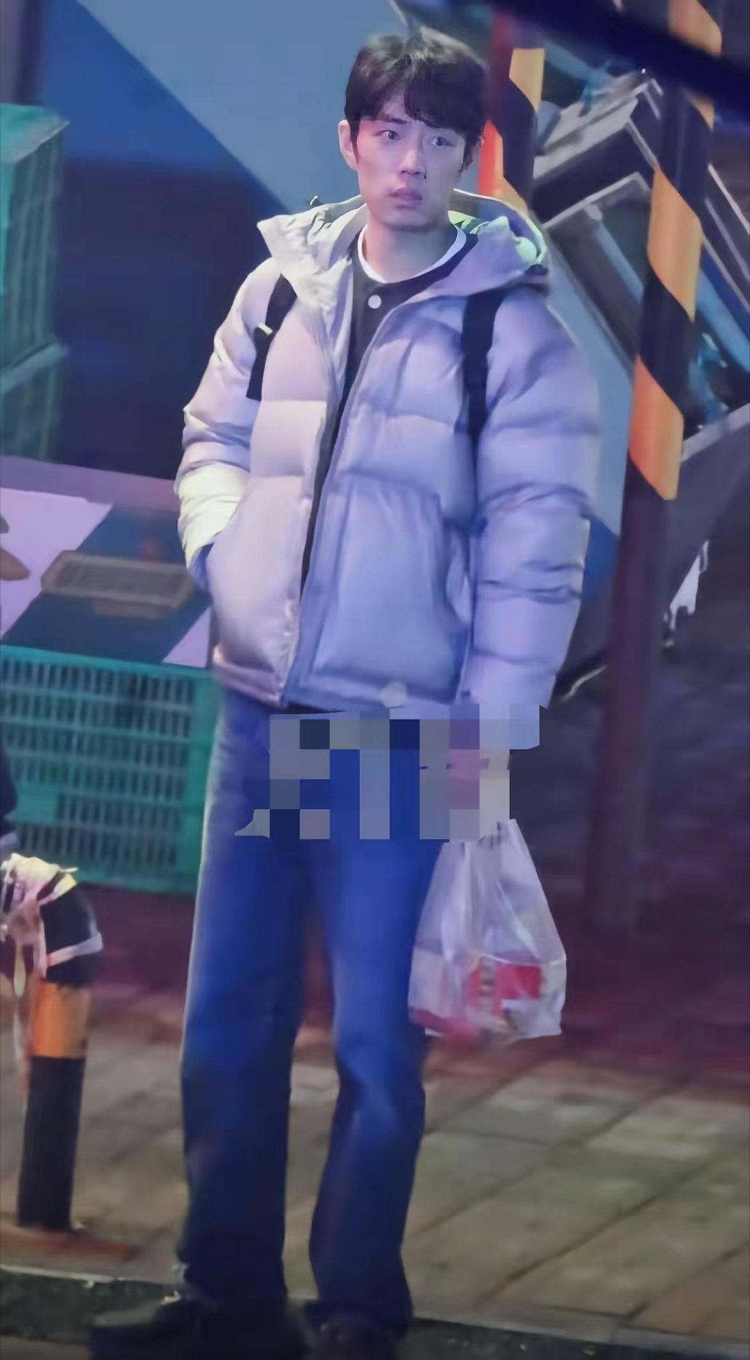 看见肖战这个路透一眼，我只能说别让孩子演牛马了，身上完全没有了一点藏海的影子，但