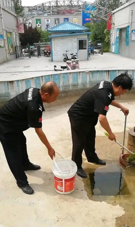 我在这里奉劝大家，只要能干别的工作就千万别在小区里当保安，因为事太多了，就说我干