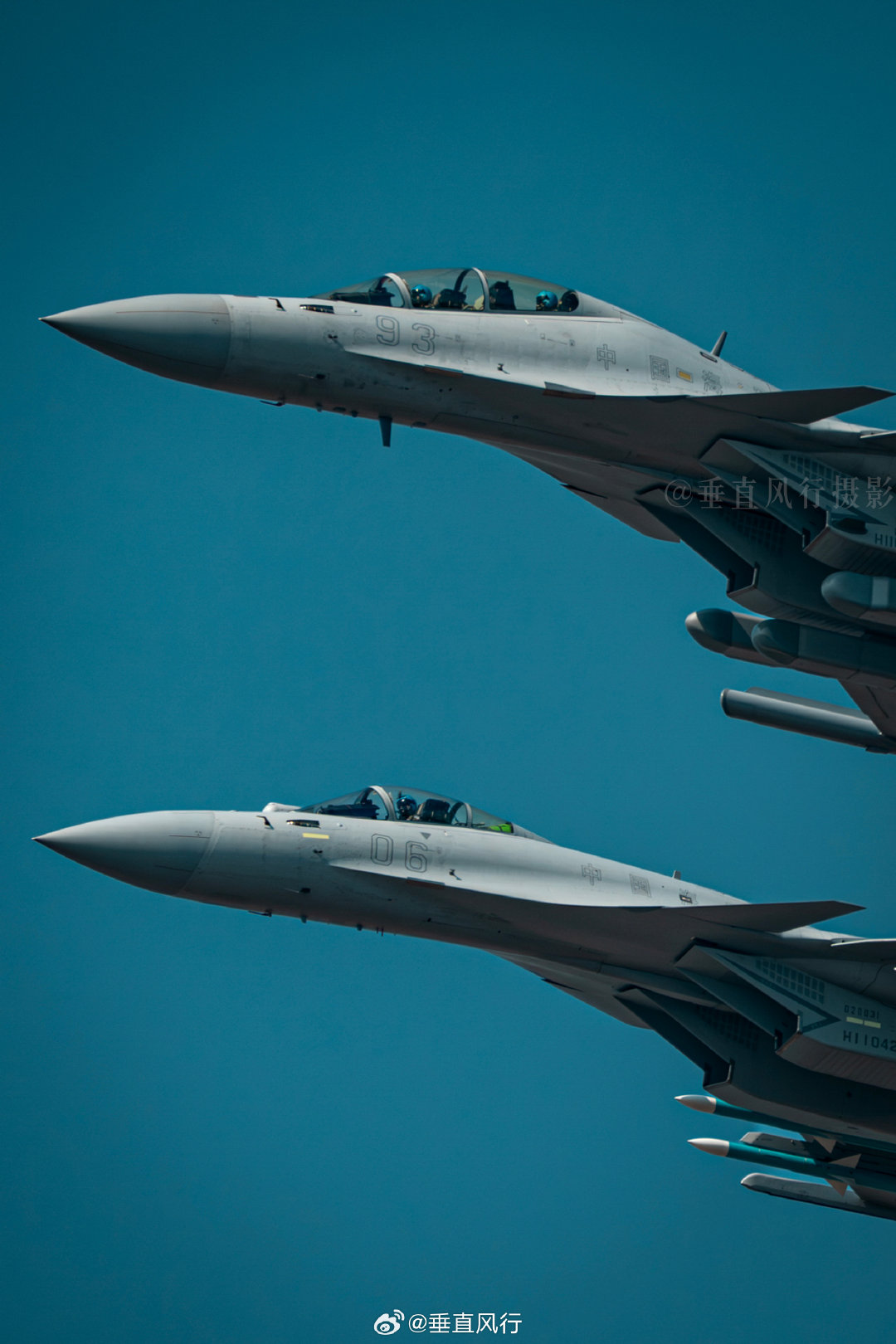 彼时珠海的上空也曾回荡着人民海军舰载航空兵的咆哮，当年惊艳亮相的歼15三剑客中，承担电磁压制任务的还