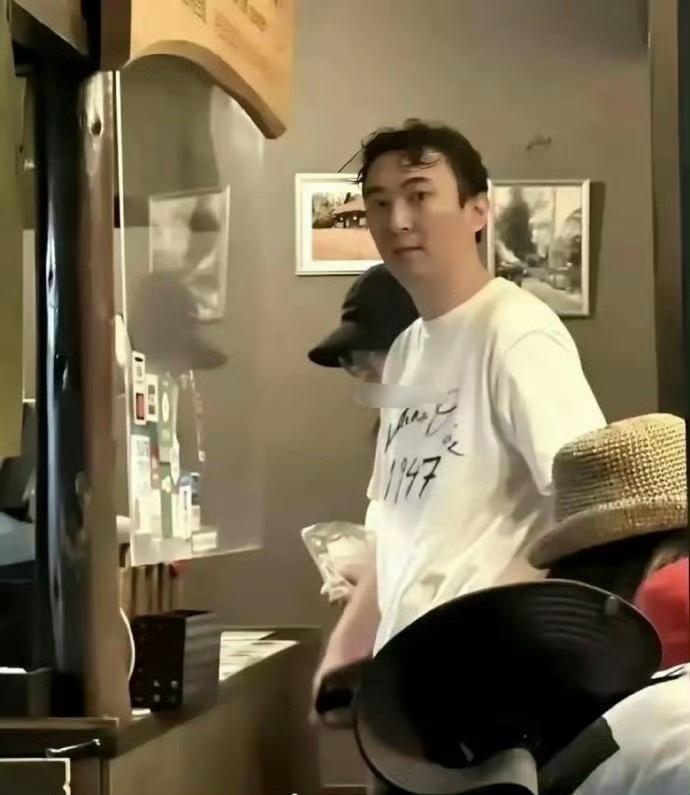 据说这是王思聪在日本花了5万剪的发型，没看得出来贵在哪里​​​