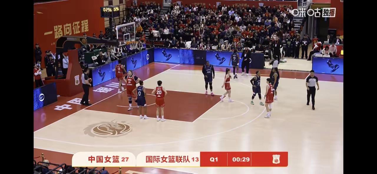 中国女篮热身赛半场54-43领先国际联队，中国队员得分情况是：陈明伶得到11分，