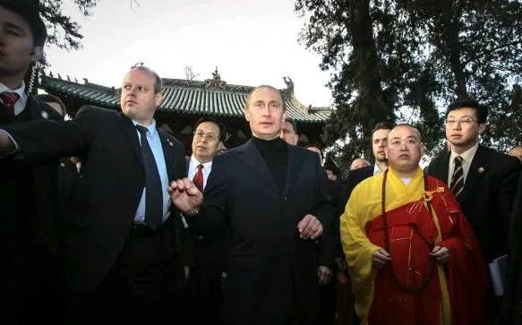 释永信曾经接待过普京，这也算是他的高光时刻了吧。他也是见过世面的人，只是干了那么