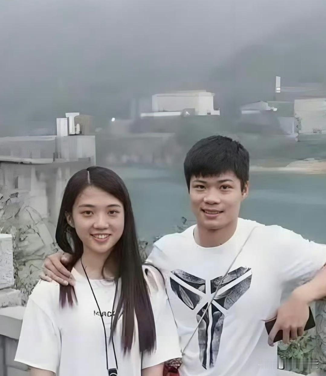 苏炳添与妻子年轻时照片，二人是初中同学，初恋至今，属实可贵​​​