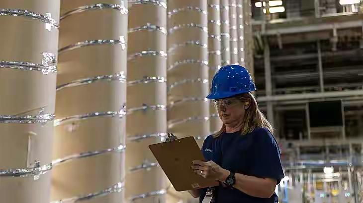 要说全球制裁界最讽刺、最打脸的名场面，美国对俄罗斯浓缩铀的制裁绝对排第一，堪称教